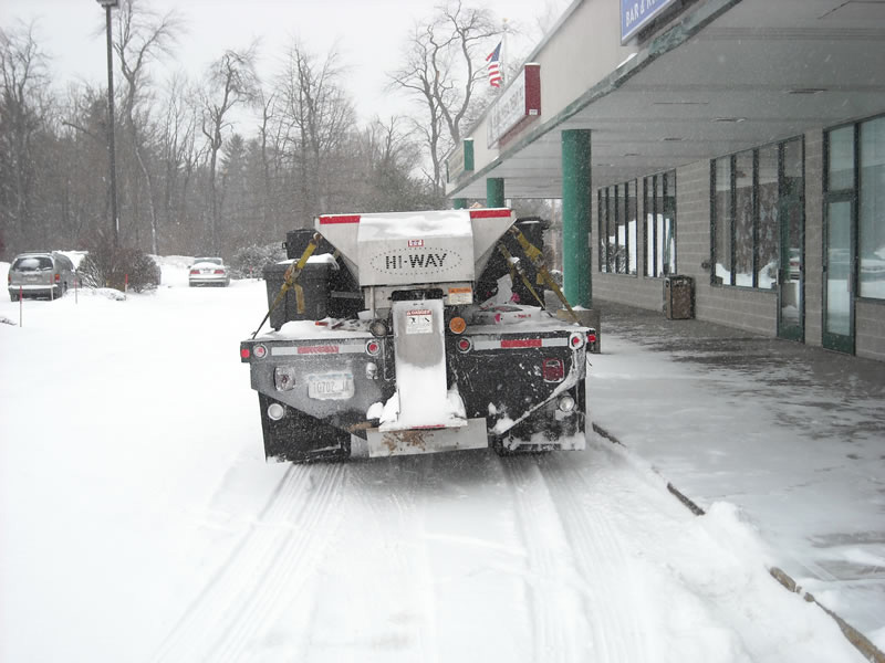 Salt spreader truck for de-icing